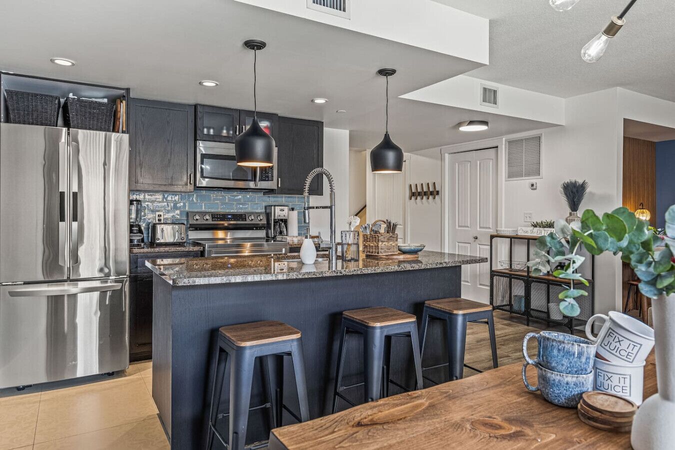 Kjøleskap, mikrobølgeovn, ovn og kokeplater