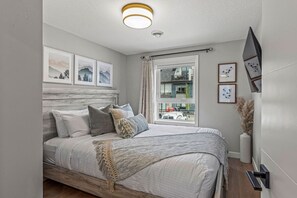3 slaapkamers, een strijkplank/strijkijzer, gratis wifi, beddengoed