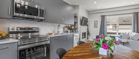 Refrigerador, microondas, horno, placa de cocina