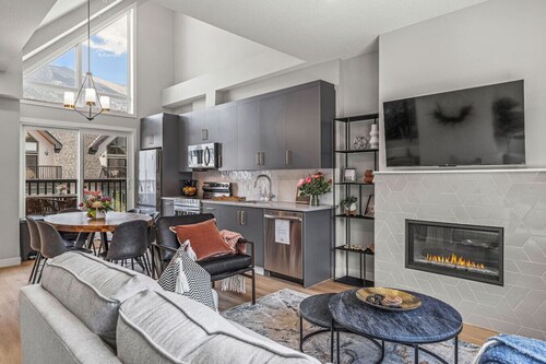 New 3BR w/ Mountain Views Near DT / Hot Tub & Pool