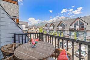 Outdoor dining - New 3BR w/ Mountain Views Near DT | Hot Tub & Pool (Canmore)