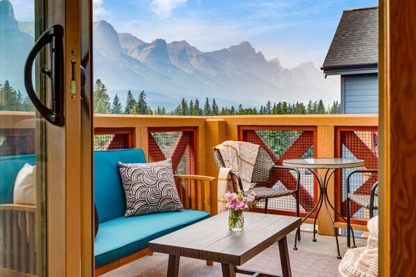 Terrace/patio - Spectacular 3BR Mountain Views w/ Hot Tub & Gym (Canmore)