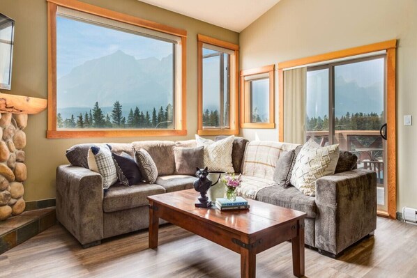 Televisión y chimenea 