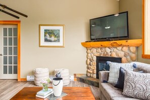 Televisión y chimenea 