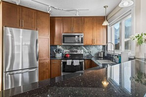 冷蔵庫、電子レンジ、オーブン、コンロ