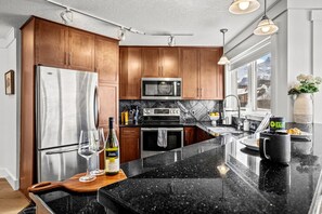 Réfrigérateur, four à micro-ondes, un four, surface de cuisson