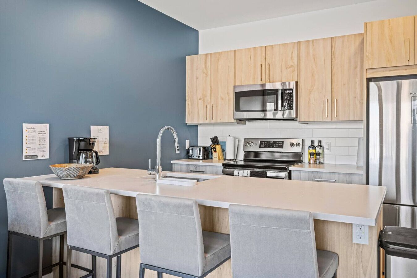 Enjoy your meals at the breakfast bar!
