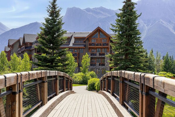 Property grounds - Luxurious 2BR Condo + Hot tub + Private Balcony (Canmore)