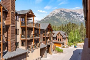 Exterior - Luxurious 2BR Condo + Hot tub + Private Balcony (Canmore)