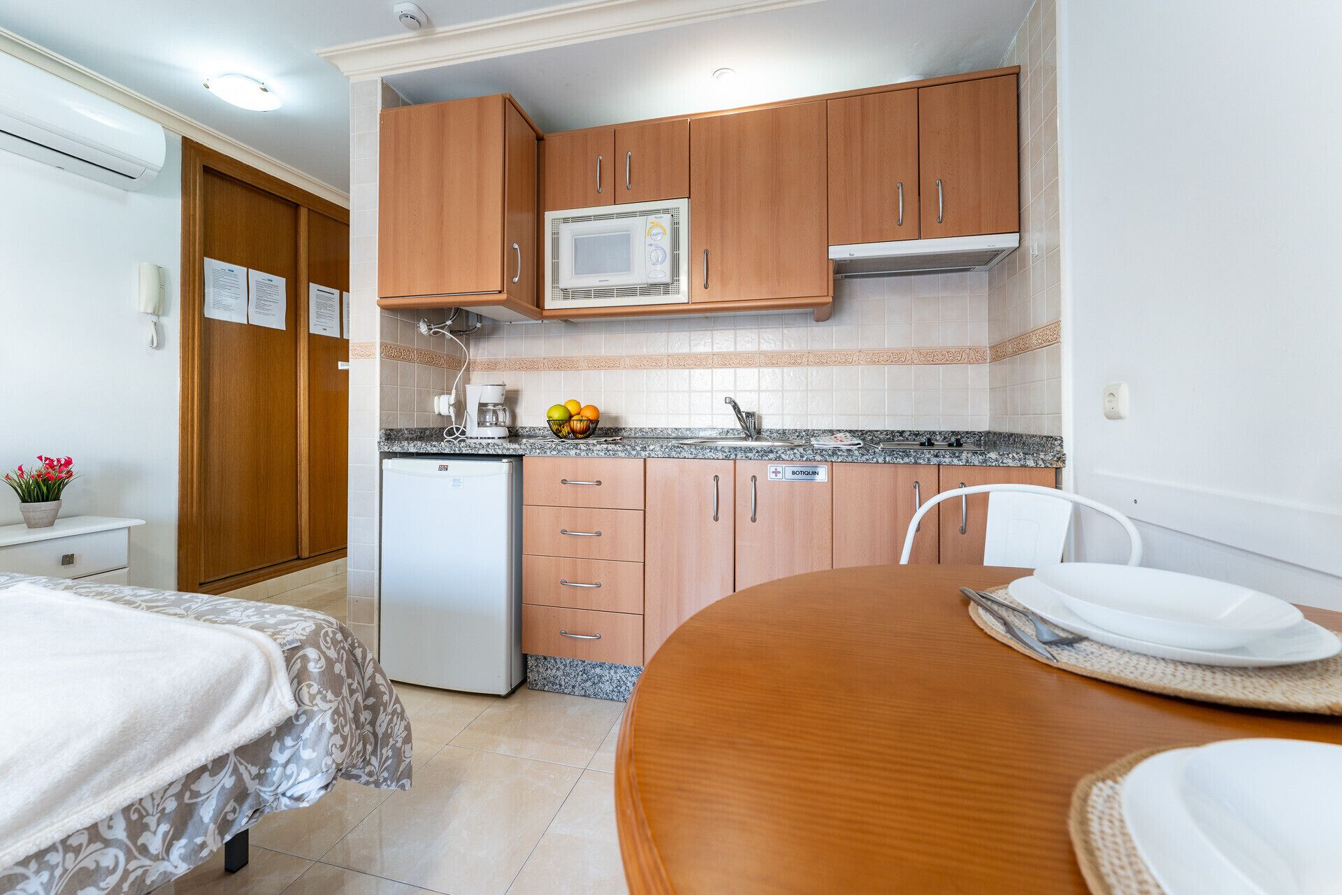 Coffee/tea maker, fridge, microwave, electric kettle