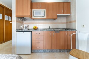 Fridge, microwave, coffee/tea maker, electric kettle