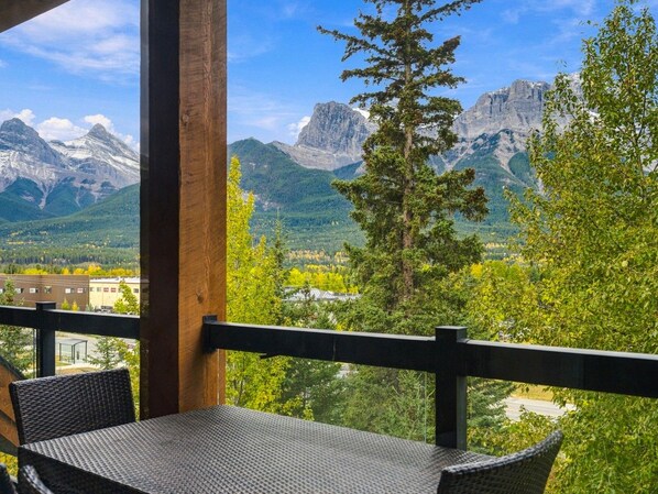 Have a delicious breakfast with your family with an incredible mountain view.