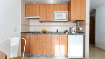 Een koelkast, een magnetron, een koffiezetapparaat/waterkoker