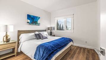 3 bedrooms, desk, iron/ironing board, WiFi