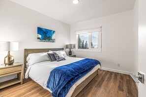 3 bedrooms, desk, iron/ironing board, WiFi - Mountain & River View | 3BR Penthouse in Golden (Golden)