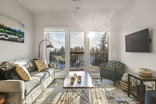 Mountain & River View | 3BR Penthouse in Golden