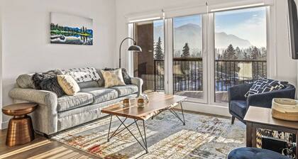 Mountain & River View | 3BR Penthouse in Golden