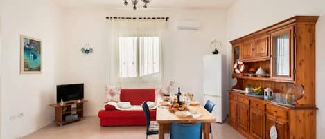 House, 2 Bedrooms, Smoking, Balcony | Dining room