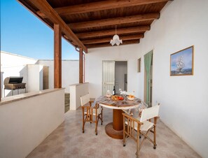 House, 2 Bedrooms, Smoking, Balcony | Dining room
