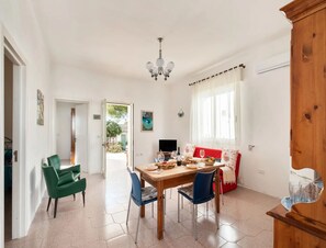 House, 2 Bedrooms, Smoking, Balcony | Dining room