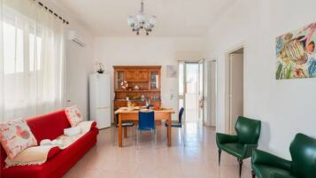 House, 2 Bedrooms, Smoking, Balcony | Living room