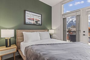 3 bedrooms, iron/ironing board, free WiFi, bed sheets - Mountain View, a 3BR Penthouse with Private Balconies (Canmore)