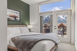 3 bedrooms, iron/ironing board, WiFi, bed sheets - Mountain View 3BR Penthouse with Private Balconies (Canmore)