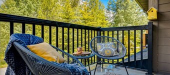 Lovely 3-BR condo w/Hot Tub at the Edge of Canmore