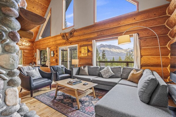 Televisión, chimenea y estéreo 