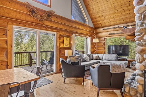 Majestic Alpenglow Lodge+Hot Tub & Mountain Views!