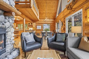 Televisión, chimenea y estéreo 