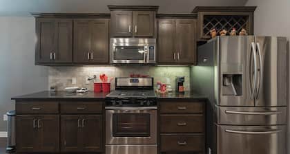 Charming 3-bedroom house in Yukon with indoor fire place