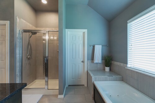 Charming 3-bedroom house in Yukon with indoor fire place
