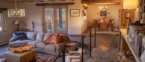 Smart TV, chimenea, libros y estéreo