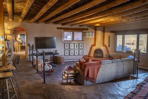 Smart TV, fireplace, books, stereo