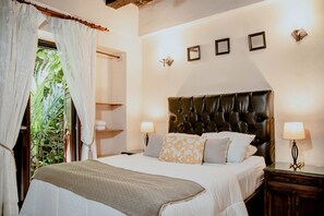 7 quartos, escrivaninha, ferros/tábuas de passar roupa, berço de viagem