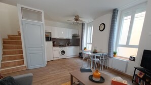 A compact living space with a kitchen, dining area, and a sofa. - Le Repère de Charles Reboul, T3 (Marseillan)