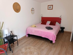 2 soverom, strykejern/-brett og sengetøy