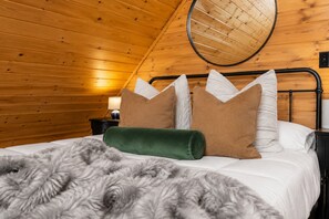 4 bedrooms, desk, free WiFi, bed sheets
