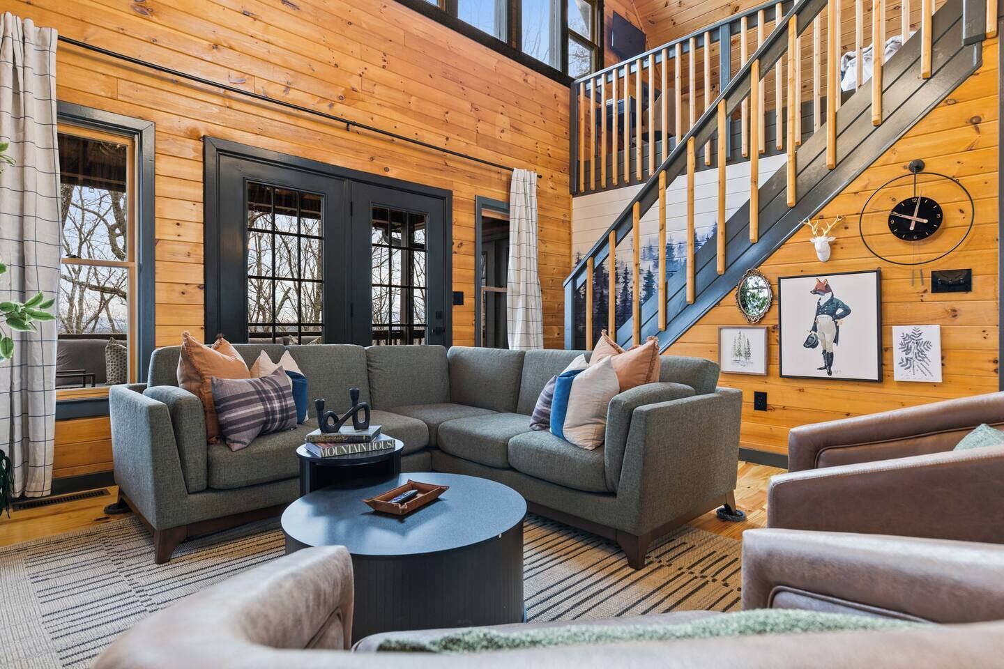 スマートテレビ、暖炉、書庫