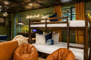 4 bedrooms, desk, free WiFi, bed sheets - Escape to our luxe, pet-friendly Blue Ridge cabin—sleeps 14 with top amenities! (Blue Ridge)