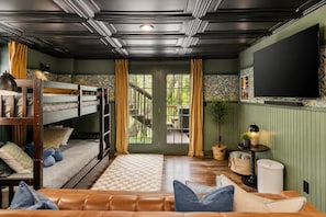 4 bedrooms, desk, free WiFi, bed sheets