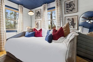 4 bedrooms, desk, free WiFi, bed sheets