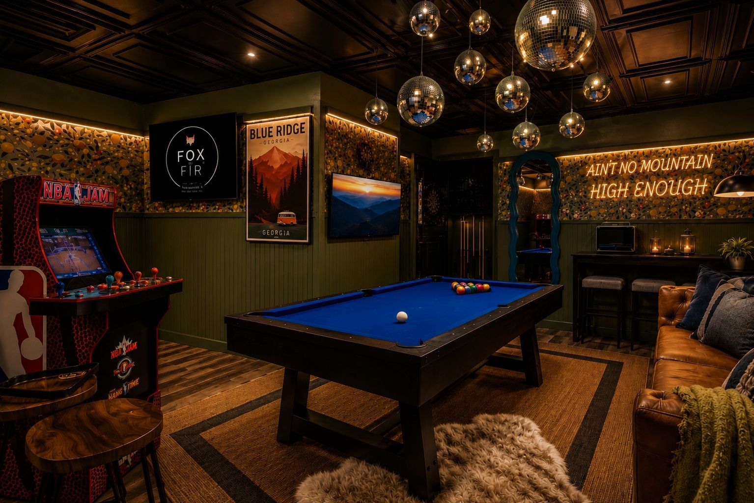 Een pooltafel in een ruimte met spelautomaten, een poster van Blue Ridge, Georgia, en een bord waarop staat 'Ain't no mountain high enough'.