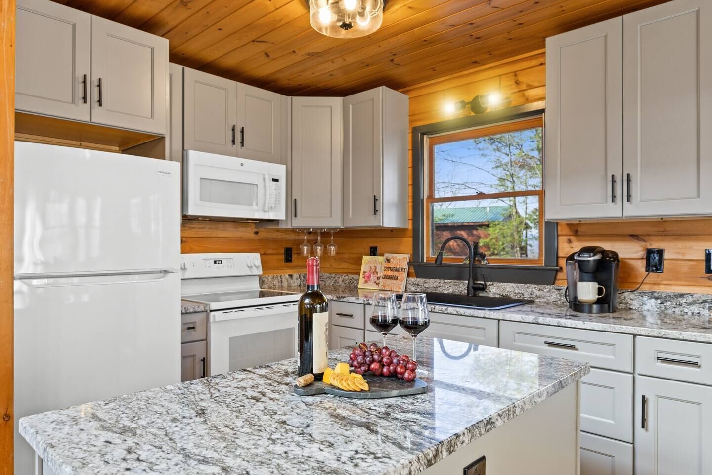 冷蔵庫、電子レンジ、オーブン、コンロ