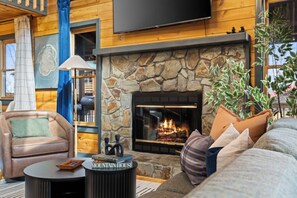 Smart TV, chimenea y libros 