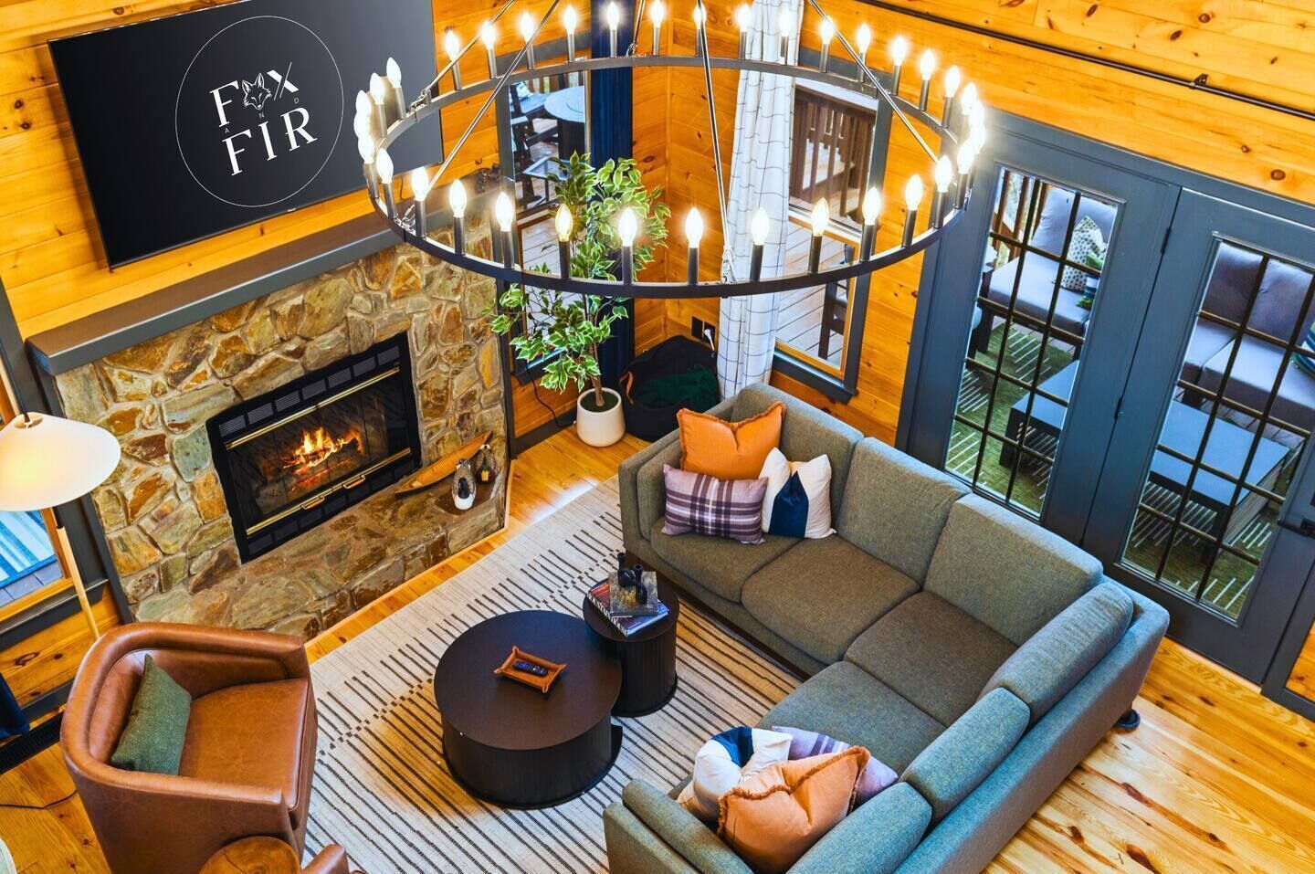 Smart TV, chimenea y libros 