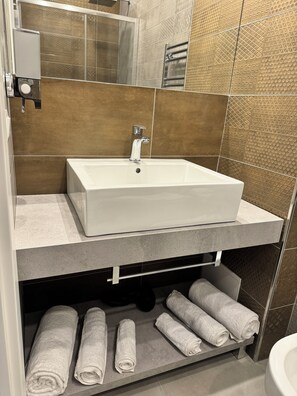 Bruser, hårtørrer, bidet, håndklæder