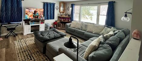 Smart-TV, Kamin, Videospiele, DVD-Player