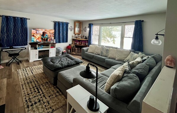 Una Smart TV, una chimenea, videojuegos, un reproductor de DVD